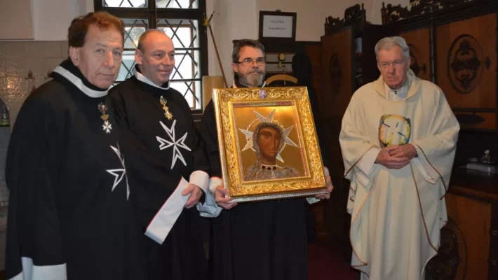 Kancler SA SMVR Roman Vučajnk s slovensko ikono bl. Device Marije iz Filerma, levo ob njem Christoph Steidl Porenta in Jožef Ciraj, desno župnik msgr. Milan Gosak. FOTO: Jožef Pavlič